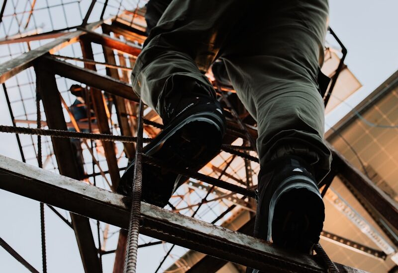 Man klättrar upp till tak