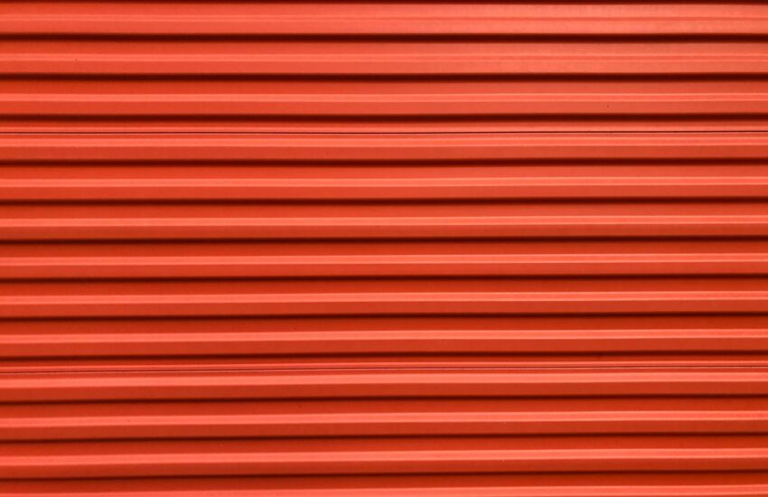 Röd magasineringsdörr