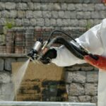 Man som tvättar fasad